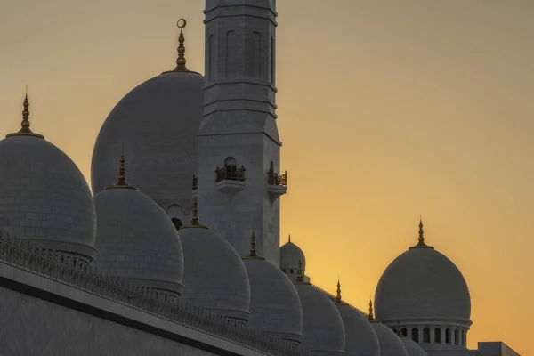 Πρόσοψη Αραβικά τζαμί με θόλους, με το φως του ηλιοβασιλέματος. Μεγάλο Τζαμί. Ηνωμένα Αραβικά Εμιράτα. Αμπού Ντάμπι. — Φωτογραφία Αρχείου