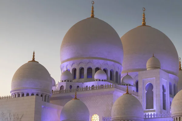 Arabic mosque facade with domes, with sunset light. Great Mosque. UAE. Abu dhabi. — Stock Photo, Image