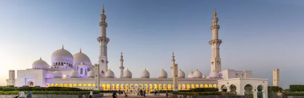 Emiratos Árabes Unidos / ABUDHABI 15 DEZ 2018 - Hermosa fotografía panamorámica de la Gran Mezquita con puesta de sol. Abu Dhabi. EAU . — Foto de Stock