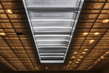 Tavan sıcak ve soğuk ışık yaktı. Soyut fotoğraf.