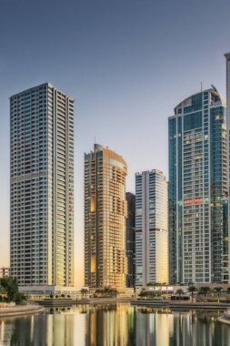 BAE / Dubai - 20 Dez 2018 - gökdelen günbatımı ve su yansıması ile Dubai City scape.