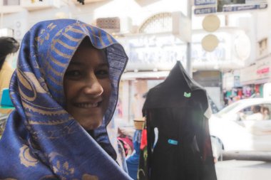 BAE / Dubai - altın bir dükkanda 20 Dez 2018 - kadın portresi Pazar Dubai'de. Birleşik Arap Emirlikleri.