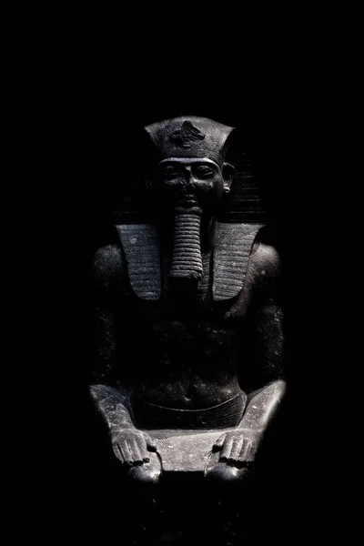 Figura alusiva al Faraón, aislada sobre fondo negro vista desde el frente . — Foto de Stock