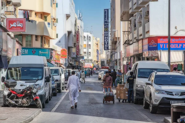 Emiratos Árabes Unidos / DUBAI - 20 DEZ 2018 - Calle en el famoso mercado de Dubai con carteles. Zoco . — Foto de Stock