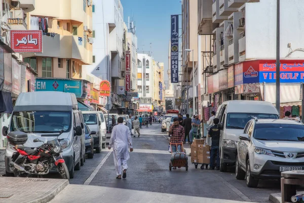 Uae / dubai - 20 dez 2018 - Straße auf dem berühmten dubai-Markt mit Schildern. souk. — Stockfoto