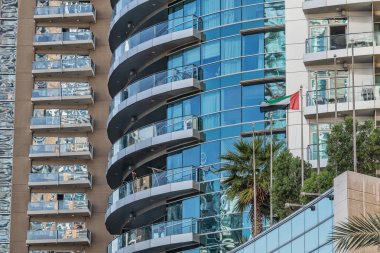 balkonlu Dubai'deki gökdelenlerin kapalı çerçevesi. Bae bayrağı ile.