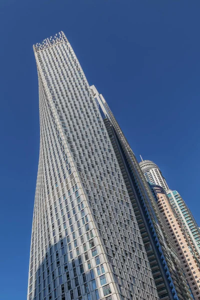 Blick auf niedrige Wolkenkratzer mit blauem Himmel in Dubai. uae. — Stockfoto