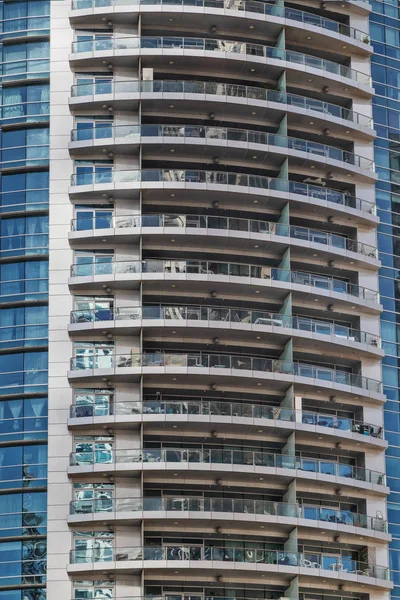 Uae / dubai 20 dez 2018 - geschlossenes Hochhaus in dubai mit Balkon. — Stockfoto