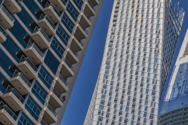Blick auf niedrige Wolkenkratzer mit blauem Himmel in Dubai. uae. — Stockfoto