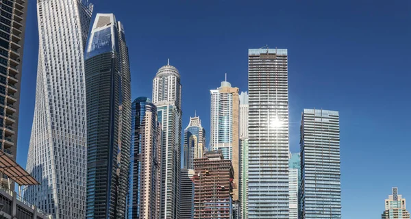 Blick auf Wolkenkratzer in Dubai. mit ihnen im Bau. uae. — Stockfoto