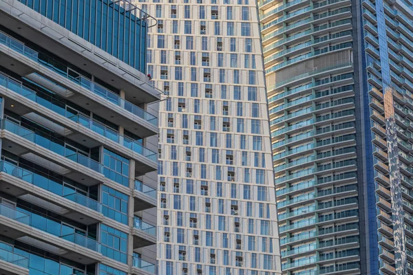 Geschlossener Wolkenkratzer in Dubai mit Balkonen — Stockfoto