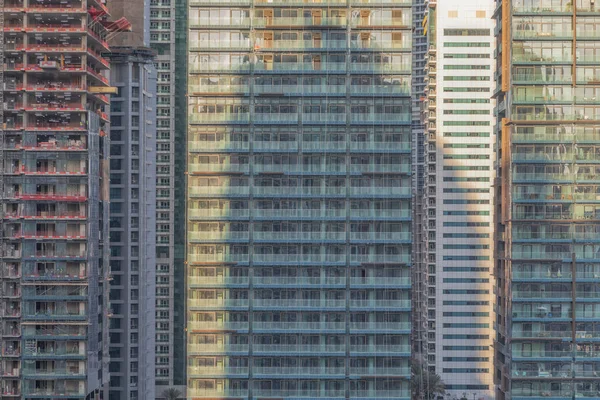 Geschlossener Rahmen von Wolkenkratzern in Dubai mit Balkonen mit Konstruktion. — Stockfoto