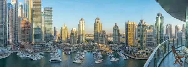 UAE / DUBAI 20 DEZ 2018 - sett med fotografier som danner en panoramautsikt over dubai marina med arranhaceus. Ukjent . – stockfoto