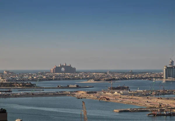 UAE/Dubai 20 Dez 2018-kilátás a pálmafa sziget Dubai a híres Atlantis Hotel a közeli. — Stock Fotó