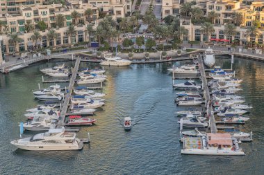 Bae/Dubai 20 Dez 2018 - Tekneler, fotoğraf alanı ile Dubai Marina. Uçan.