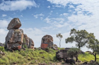 Kuzey Angola'ya giden yolda Afrika bitki örtüsüne tek başına yerleştirilen yalnız taşlar. Soyo, ne? Afrika.