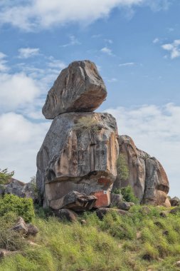 Kuzey Angola'ya giden yolda Afrika bitki örtüsüne tek başına yerleştirilen yalnız taşlar. Soyo, ne? Afrika.