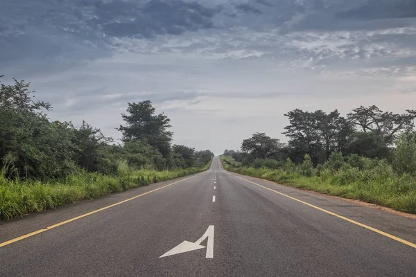Asfaltväg på väg till norra Angola. — Stockfoto