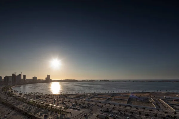 Pohled na Luandu v centru s nádherným západem slunce. Luanda. Angola. — Stock fotografie