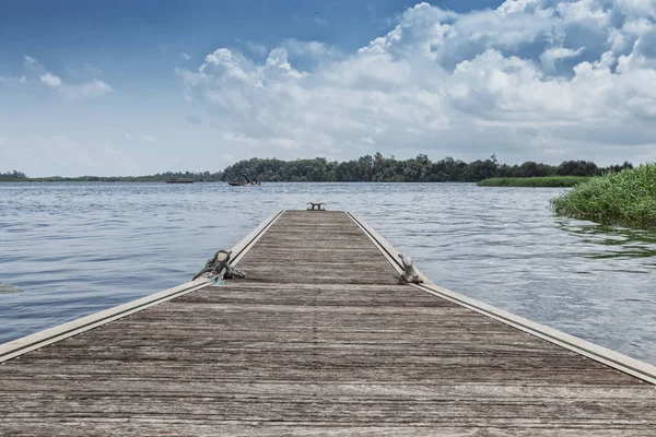 Panorámica del Río Zaire en Soyo con pontón para embarcaciones. Angola . — Foto de Stock