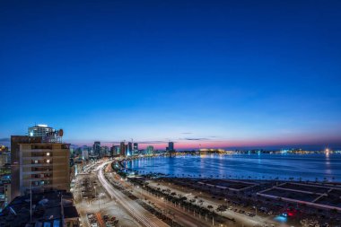 Luanda Körfezi'ne uzun pozlama gece fotoğrafı. Angola. Afrika.