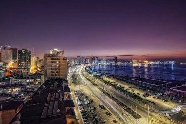 Luanda Körfezi'ne uzun pozlama gece fotoğrafı. Angola. Afrika.