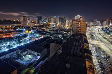 Luanda Körfezi'ne uzun pozlama gece fotoğrafı. Angola. Afrika.