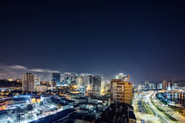 Luanda Körfezi'ne uzun pozlama gece fotoğrafı. Angola. Afrika.