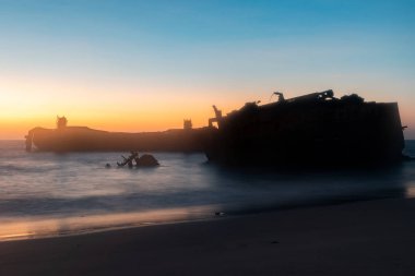 Angola'daki gemi mezarlıklarının sahil kıyısı yakınlarında mahsur kalan gemi