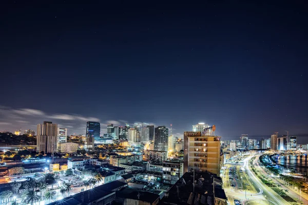 Luanda Körfezi'ne uzun pozlama gece fotoğrafı. Angola. Afrika.