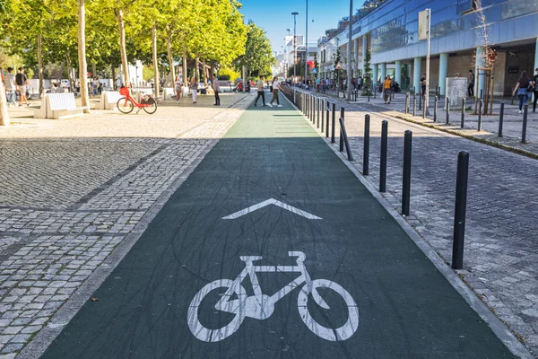 PORTUGAL / LISBONNE - 5MAY2019 - Piste cyclable pour vélos dans le parc des Nations Lisboa.Portugal . — Photo