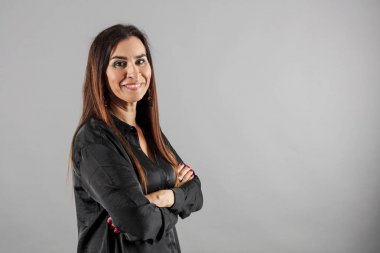 Orta yaşlı kadın portresi, gri yönetici arka plan ile yarım vücut.