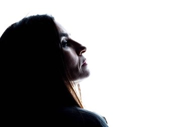 Orta yaşlı bir kadının portresi, yüksek anahtar. Beyaz arka plan.