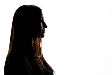 Orta yaşlı bir kadının portresi, yüksek anahtar. Beyaz arka plan.