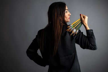 Orta yaşlı bir kadının portresi, ressam. Elinde fırçalar ile.