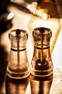 ahşap masa ve doğal ışık üzerine tuz ve biber ile cruet.