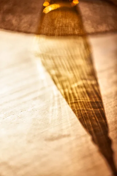 Detalhe de vidro na mesa de madeira do restaurante luxuoso com sombras de luz natural . — Fotografia de Stock