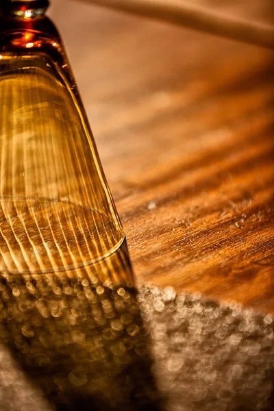 Detalhe de vidro na mesa de madeira do restaurante luxuoso com sombras de luz natural . — Fotografia de Stock