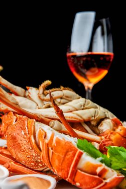 Şarap ve lüks bir restoranın tüm incelik ile ahşap masada muhteşem ıstakoz çanak.