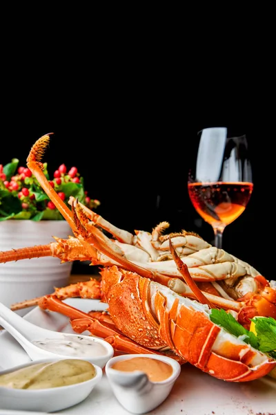 Şarap ve lüks bir restoranın tüm incelik ile ahşap masada muhteşem ıstakoz çanak.