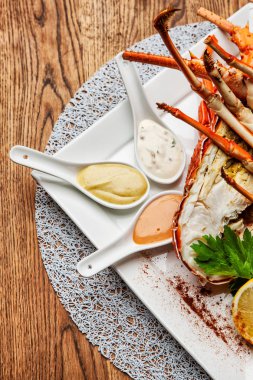 Sos ve lüks bir restoranın tüm incelik ile ahşap masa üzerinde muhteşem ıstakoz çanak.