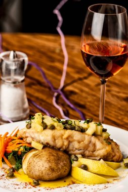 Şarap cam ile güzel morina çanak.