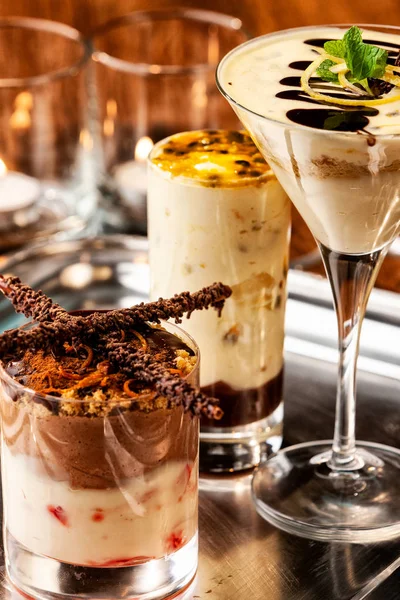 Dessertteller Mit Passionsfruchtmousse Und Schokoladenmousse — Stockfoto