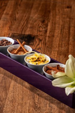 Ahşap masa üzerinde tatlı tepsi