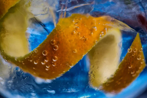 Sitronsaftig detalj inne i gina glass med blå toner . – stockfoto