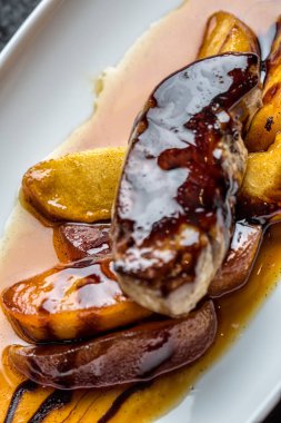 Karamelize patates ile tuna fileto. Gurme yemek.