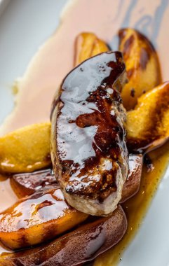 Karamelize patates ile tuna fileto. Gurme yemek.