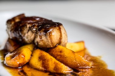 Karamelize patates ile tuna fileto. Gurme yemek.