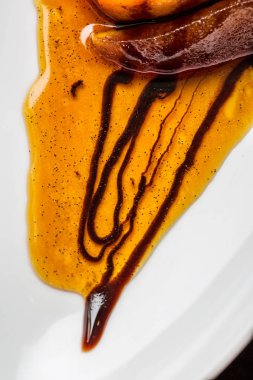 Karamelize patates, yukarıdan baktı. Gurme yemek.