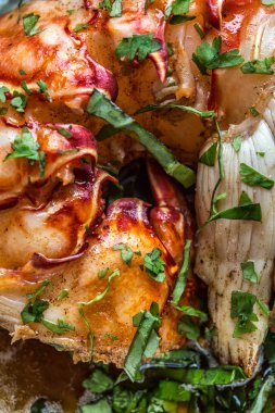 Sos ve kişniş ile güzel dev ıstakoz bonfile.